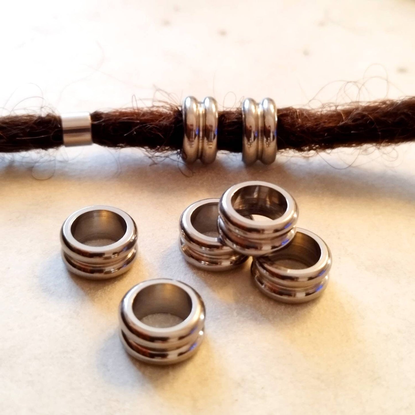 Große Edelstahl Dreadperlen mit gerilltem Design, im 2er-Set.