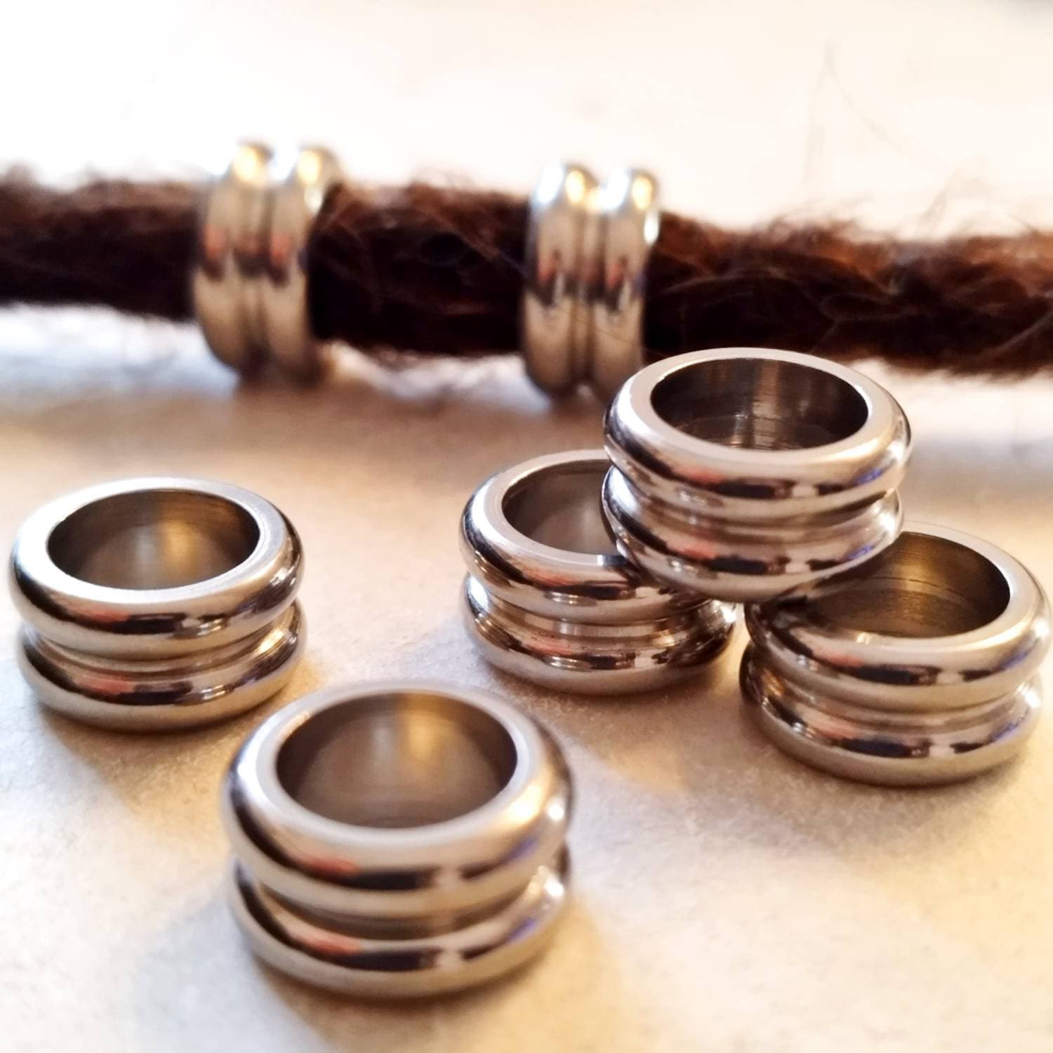 Große Edelstahl Dreadperlen mit gerilltem Design