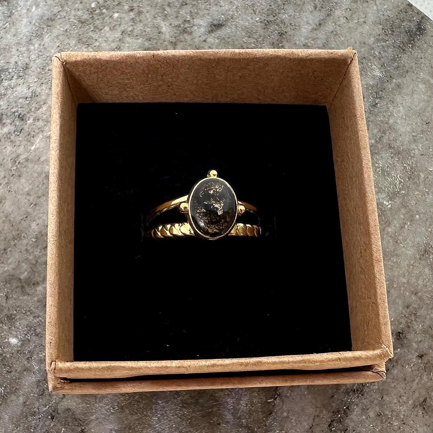 Größenverstellbarer Ring „golden Agnihotra“ 18k vergoldet mit Agnihotraasche - Flow of Passion