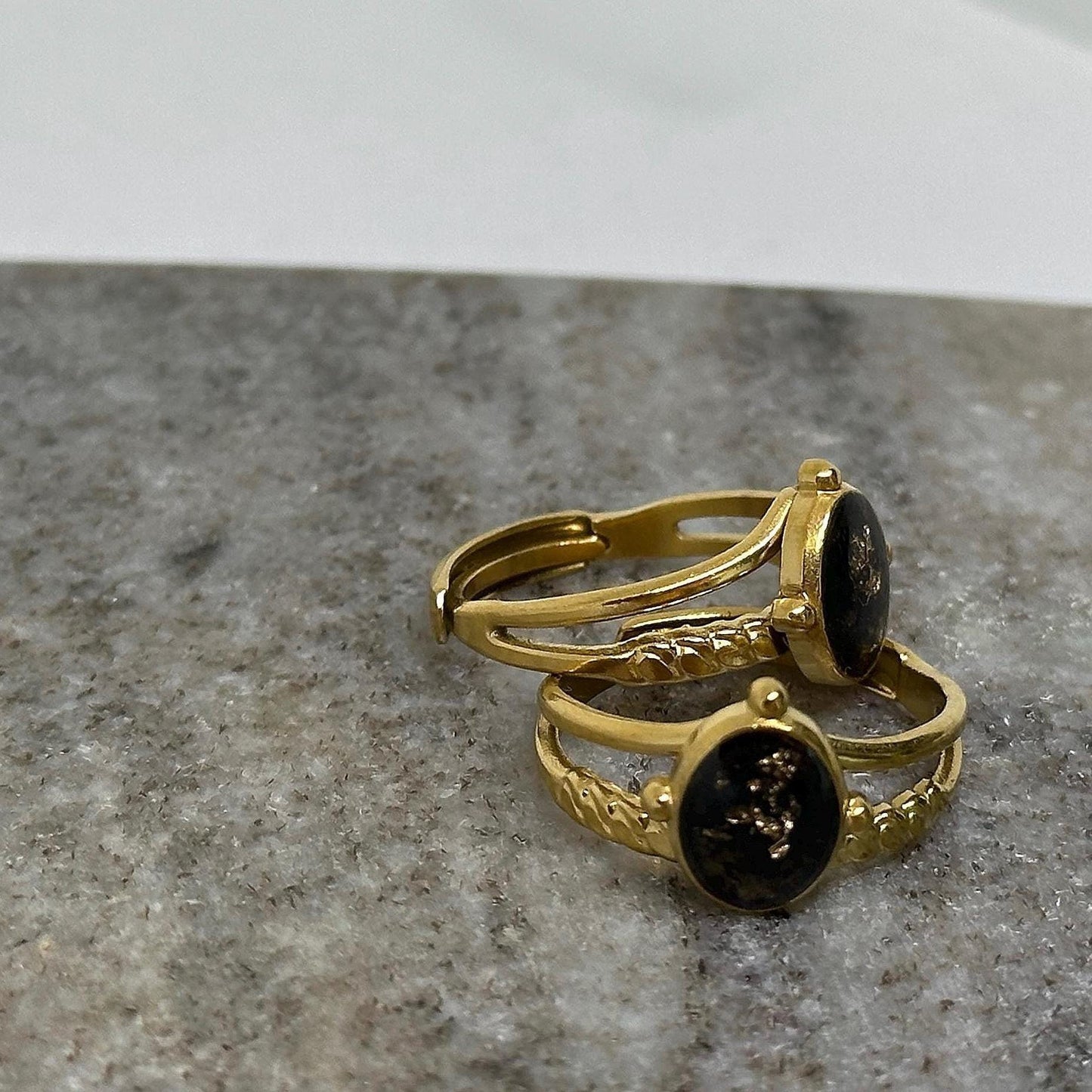 Größenverstellbarer Ring „golden Agnihotra“ 18k vergoldet mit Agnihotraasche - Flow of Passion