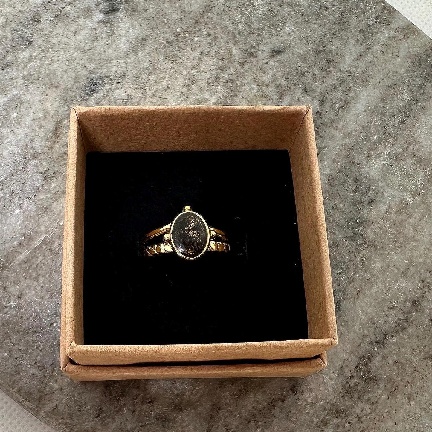 Größenverstellbarer Ring „golden Agnihotra“ 18k vergoldet mit Agnihotraasche - Flow of Passion