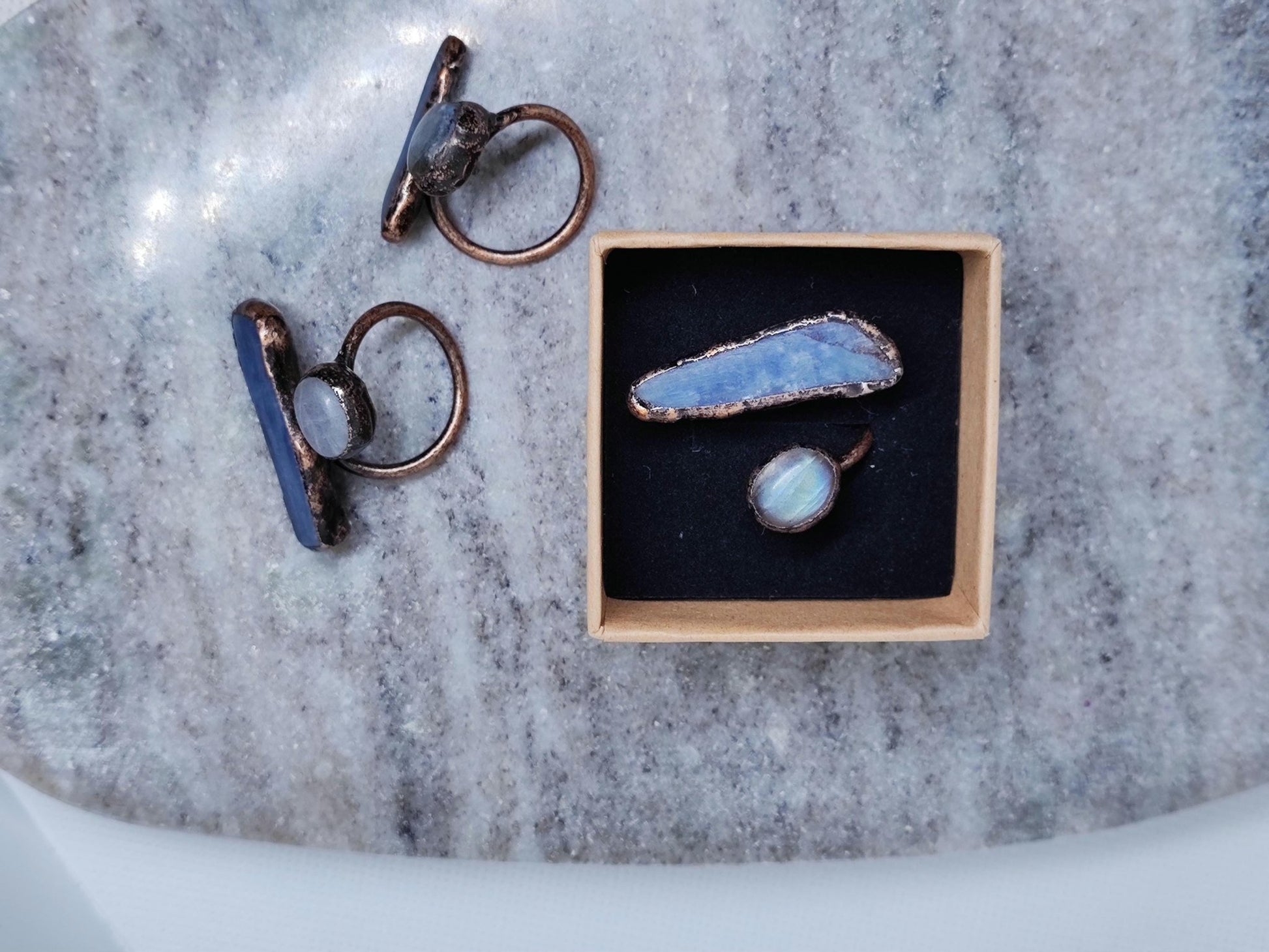 Größenverstellbarer Ring mit Labradorit und Cyanit - Flow of Passion