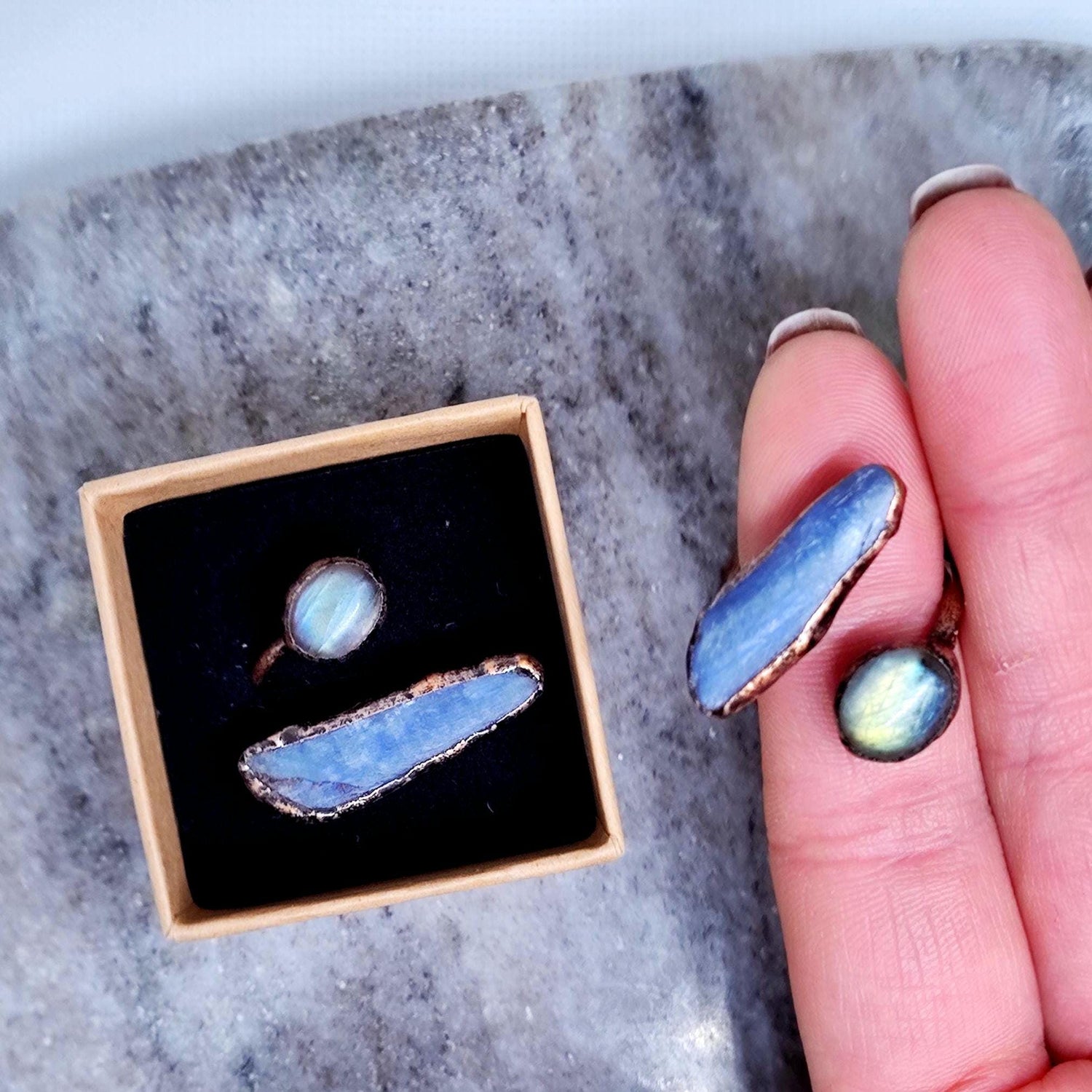 Größenverstellbarer Ring mit Labradorit und Cyanit - Flow of Passion