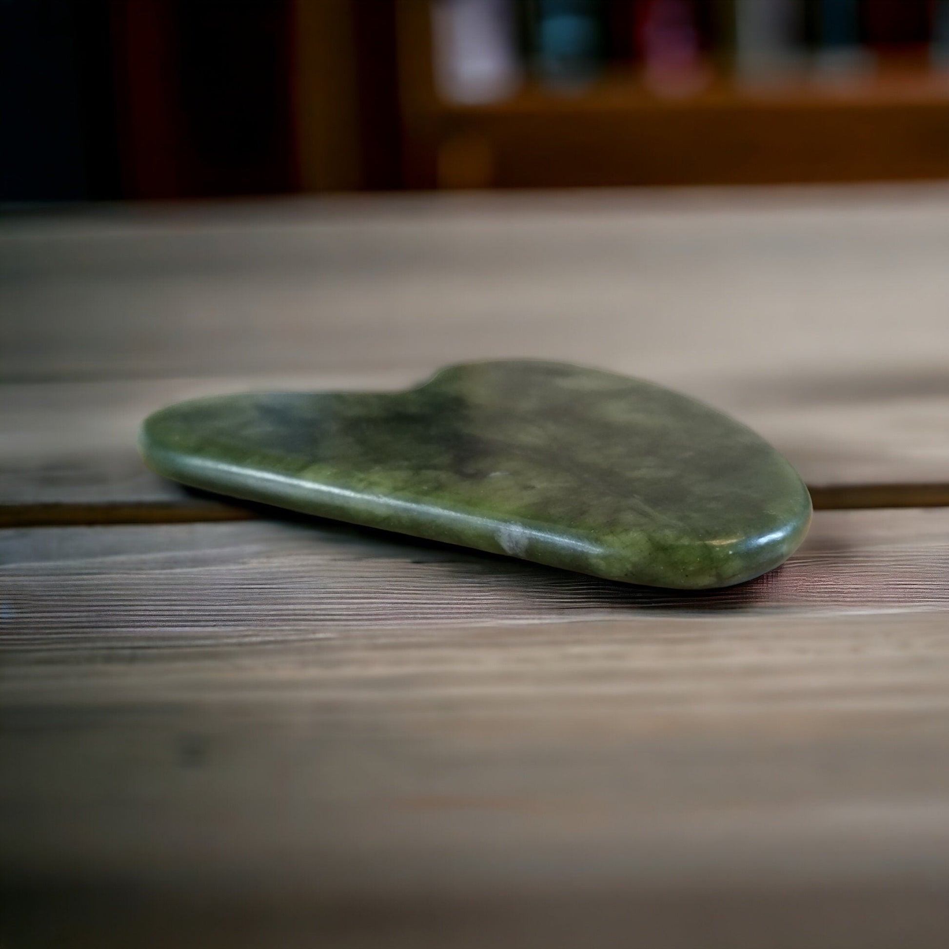 Gua Sha aus Jade für Gesichtsmassagen und Selfcare - Flow of Passion