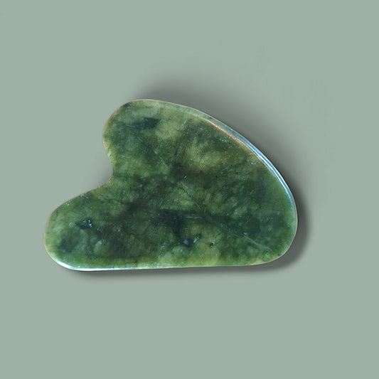 Gua Sha aus Jade für Gesichtsmassagen und Selfcare - Flow of Passion