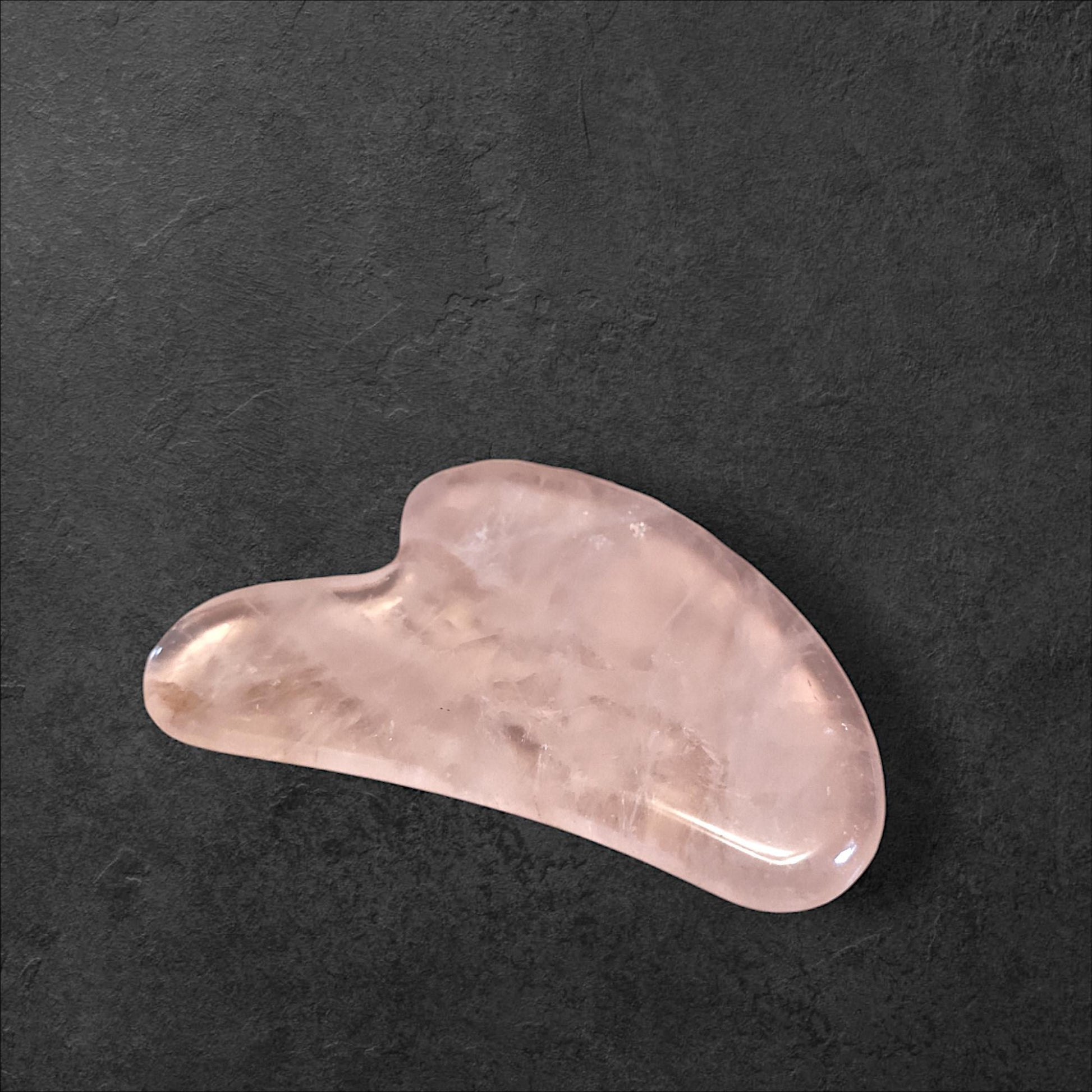 Gua Sha aus Rosenquarz für Gesichtsmassagen und Selfcare - Flow of Passion