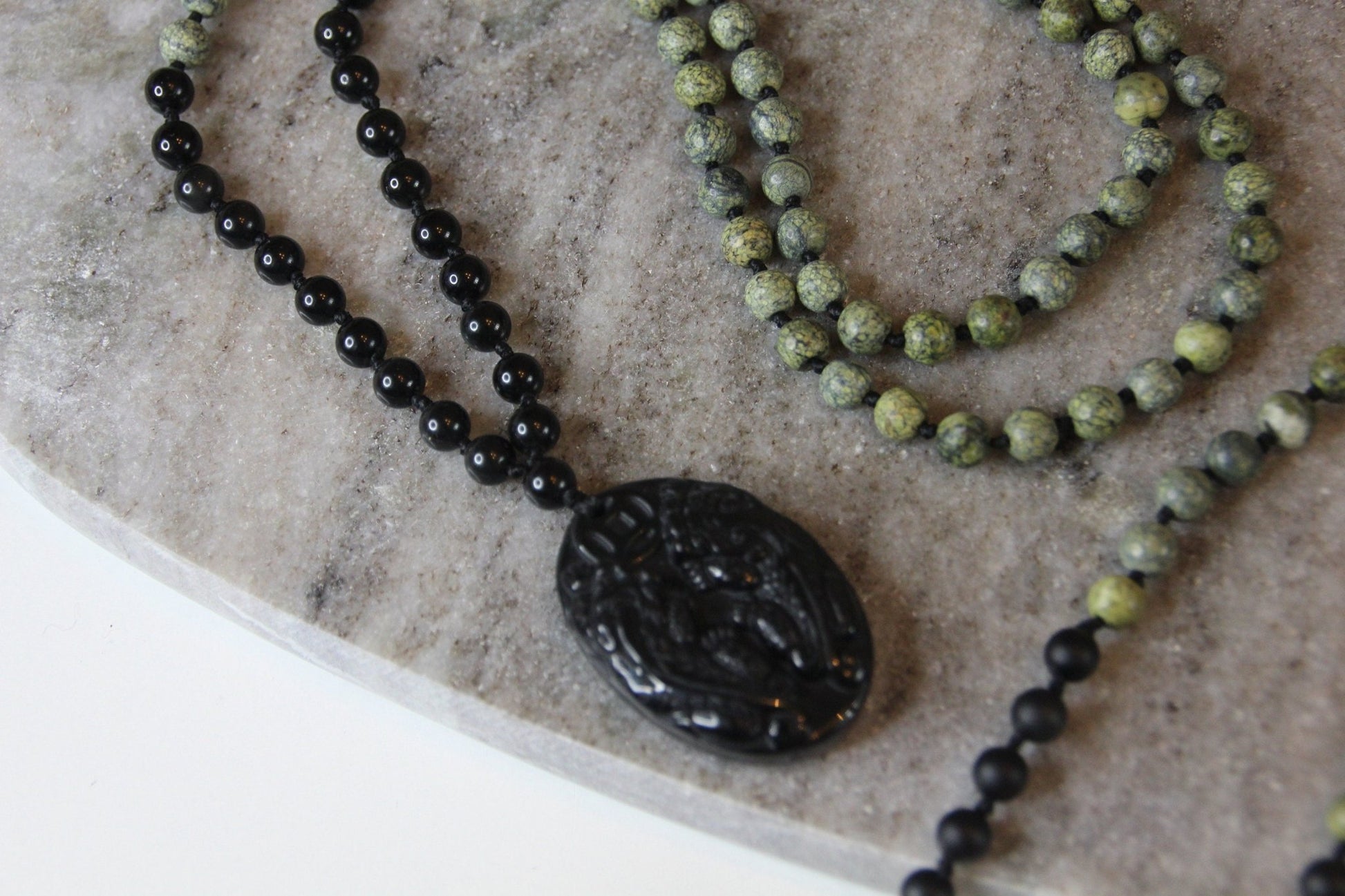 Handgeknüpfte Malakette aus Obsidian und Serpentin mit geschnitztem Drachenanhänger. - Flow of Passion