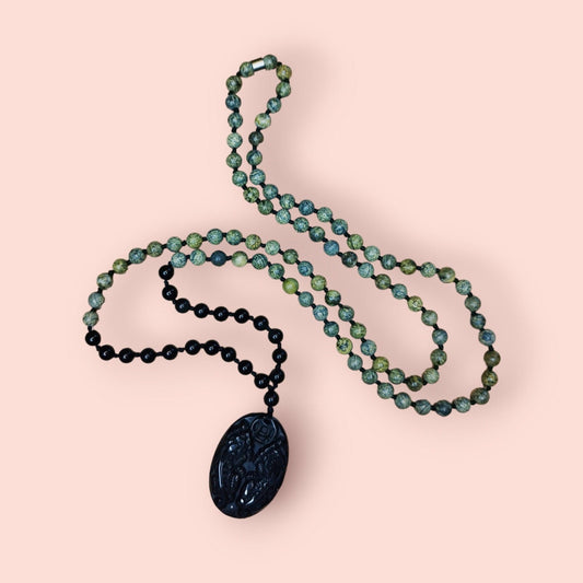 Handgeknüpfte Malakette aus Obsidian und Serpentin mit geschnitztem Drachenanhänger. - Flow of Passion