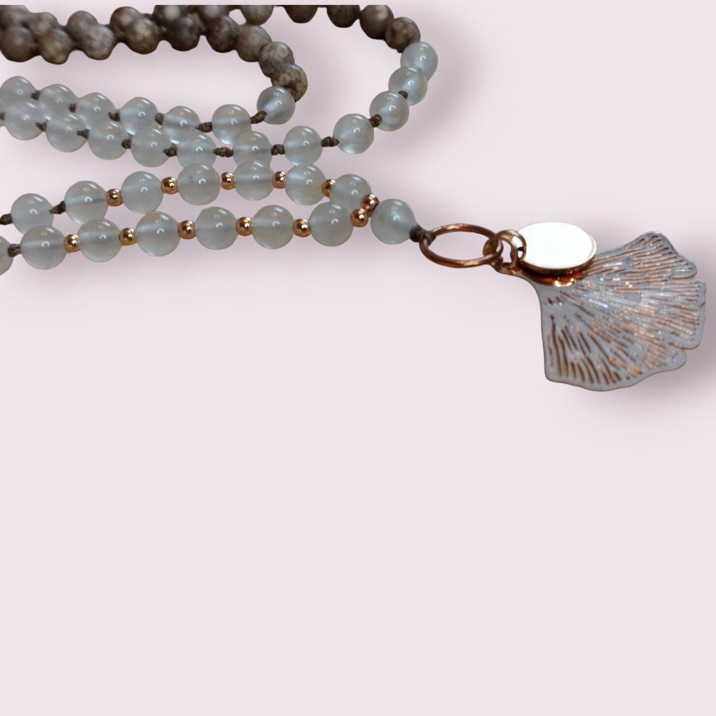 Handgeknüpfte Malakette aus Selenit und Maifanit mit rosegoldfarbenen Ginkgoblatt - Flow of Passion