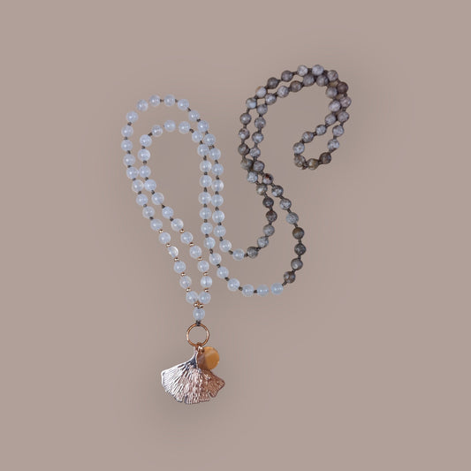 Handgeknüpfte Malakette aus Selenit und Maifanit mit rosegoldfarbenen Ginkgoblatt - Flow of Passion