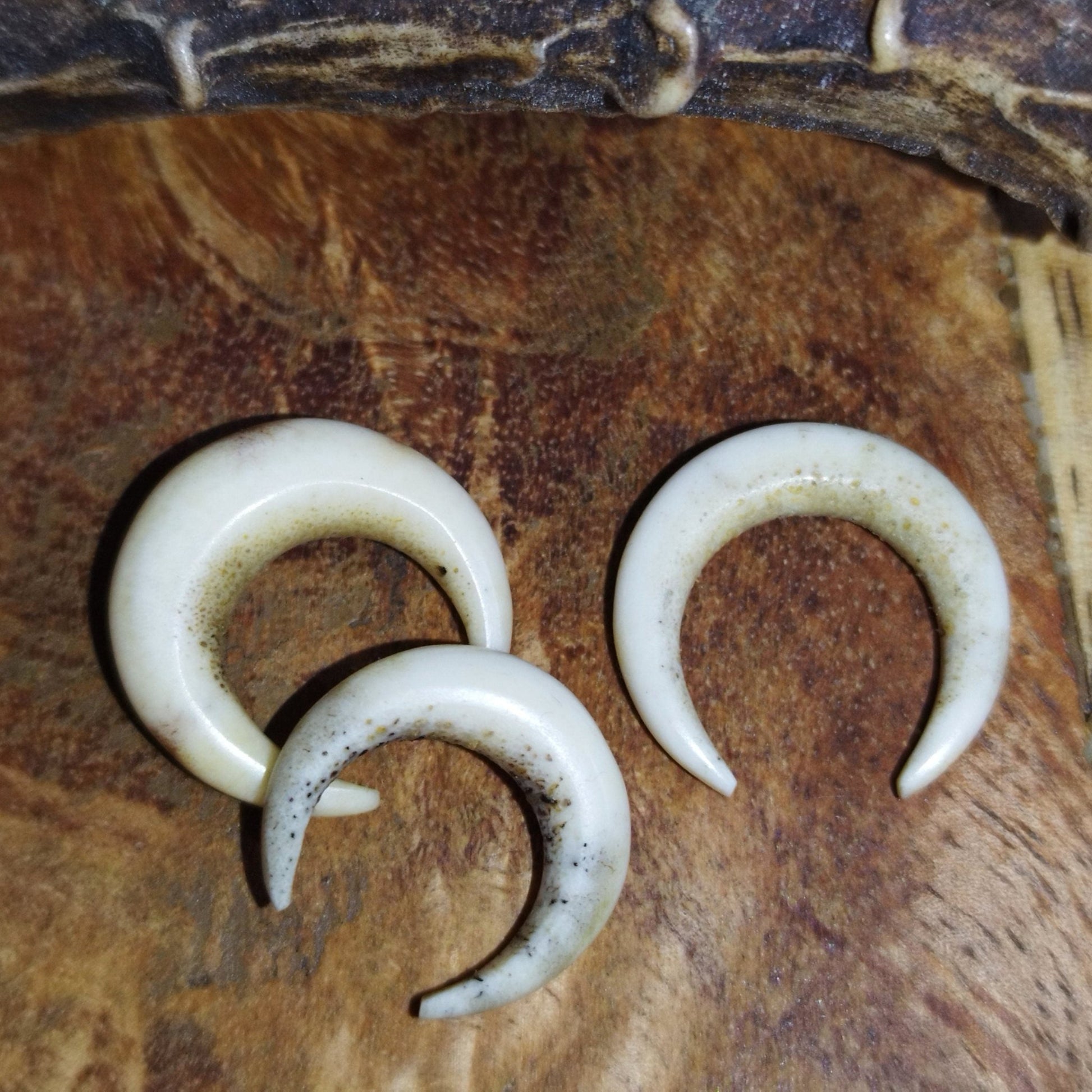 Handgeschnitzte Septumpiercings aus Hirschgeweih - Flow of Passion