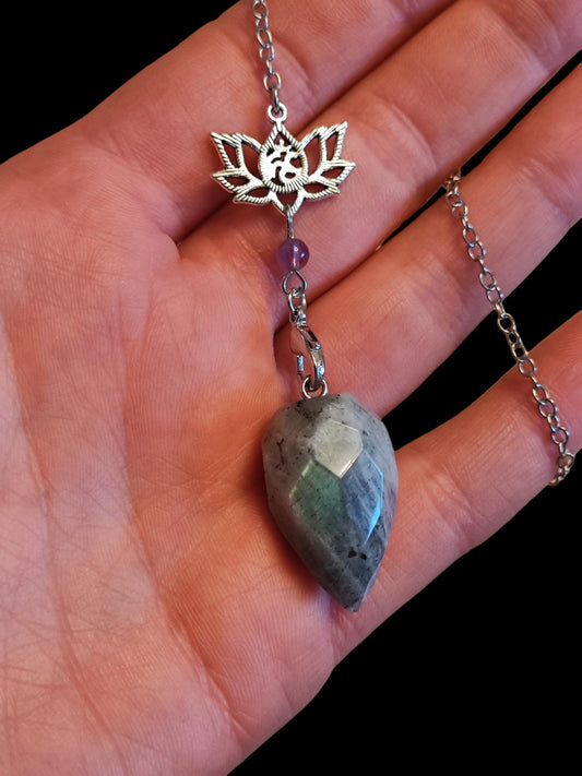 Heilsteinpendel aus Labradorit und Amethyst mit Lotussymbol - Flow of Passion