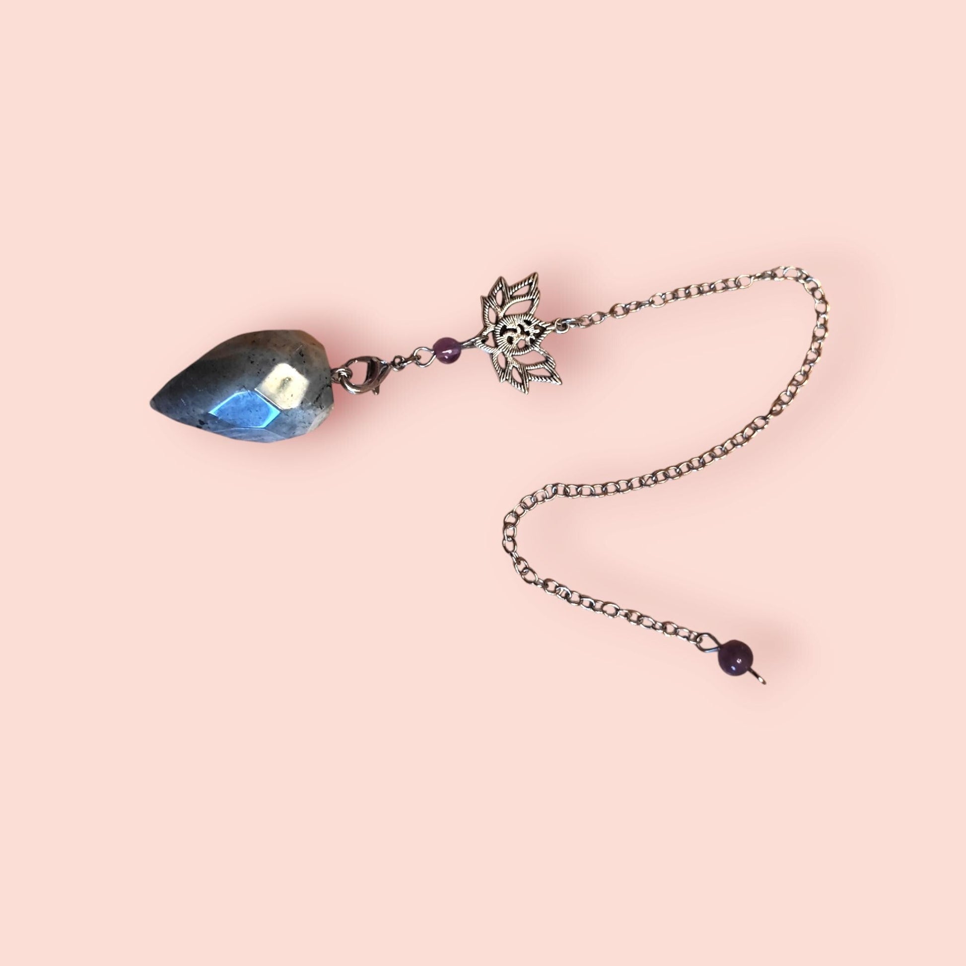Heilsteinpendel aus Labradorit und Amethyst mit Lotussymbol - Flow of Passion