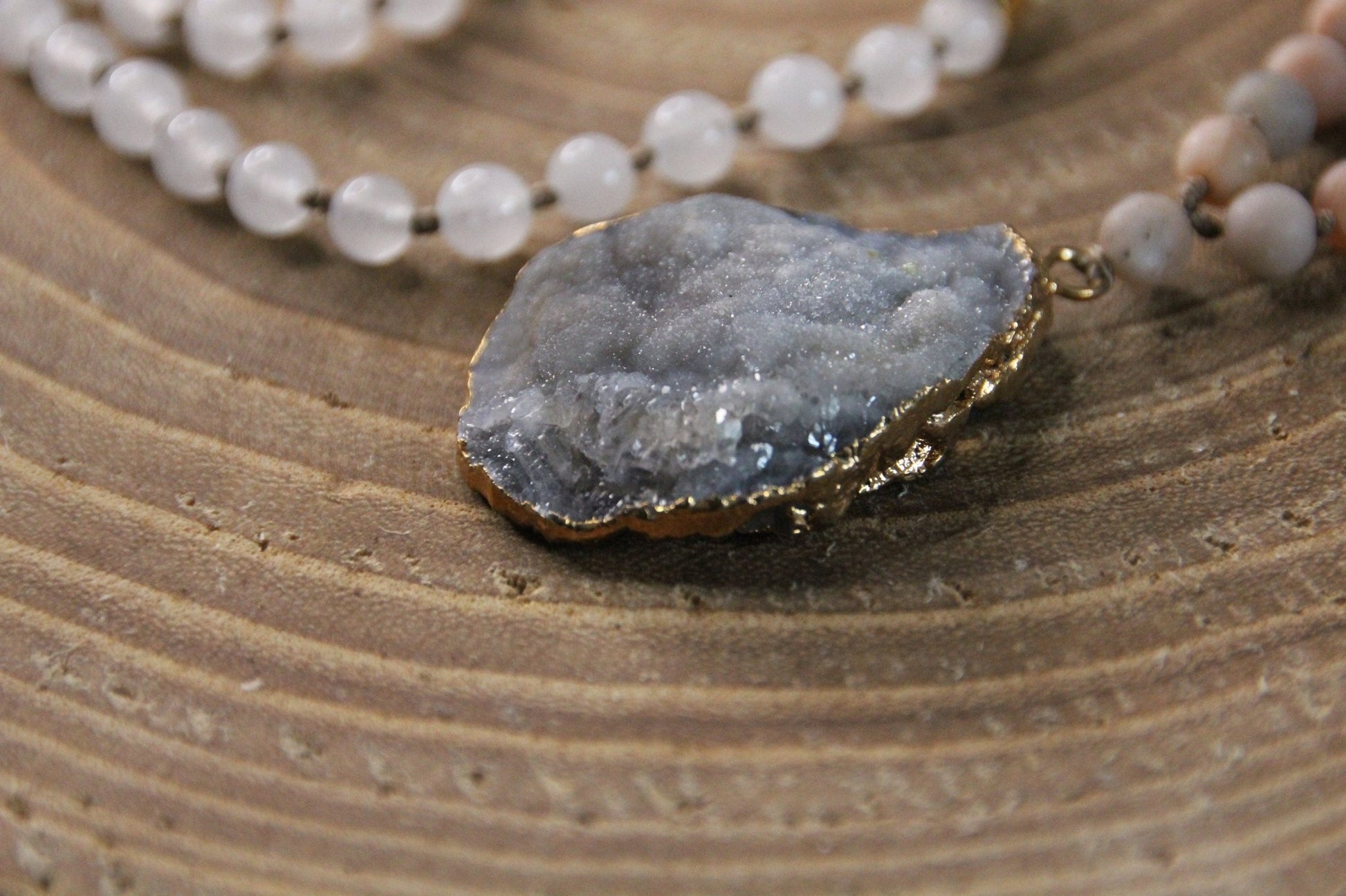 Malakette aus Sonnenstein, weißer Jade und Achat - Flow of Passion
