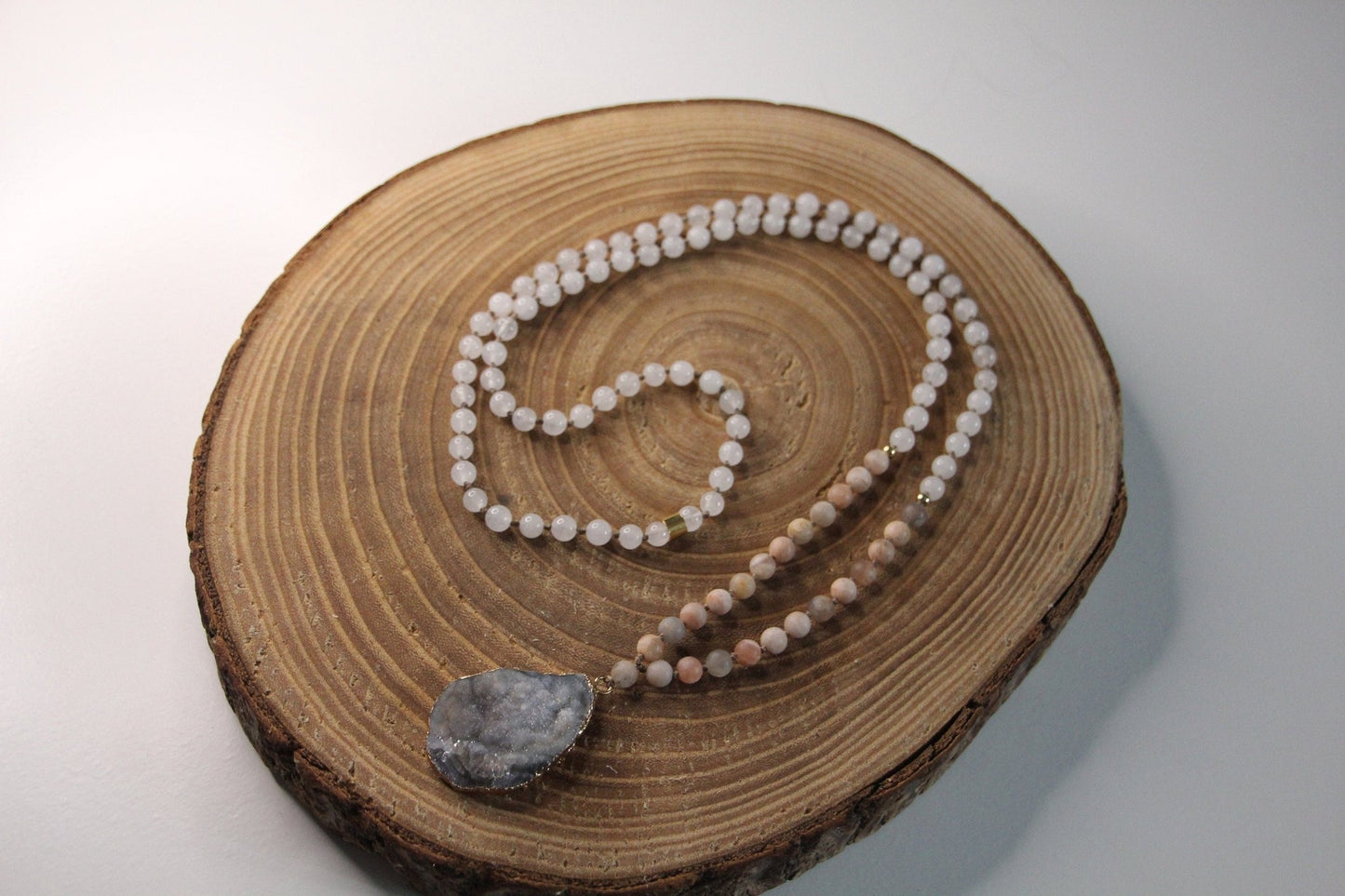 Malakette aus Sonnenstein, weißer Jade und Achat - Flow of Passion
