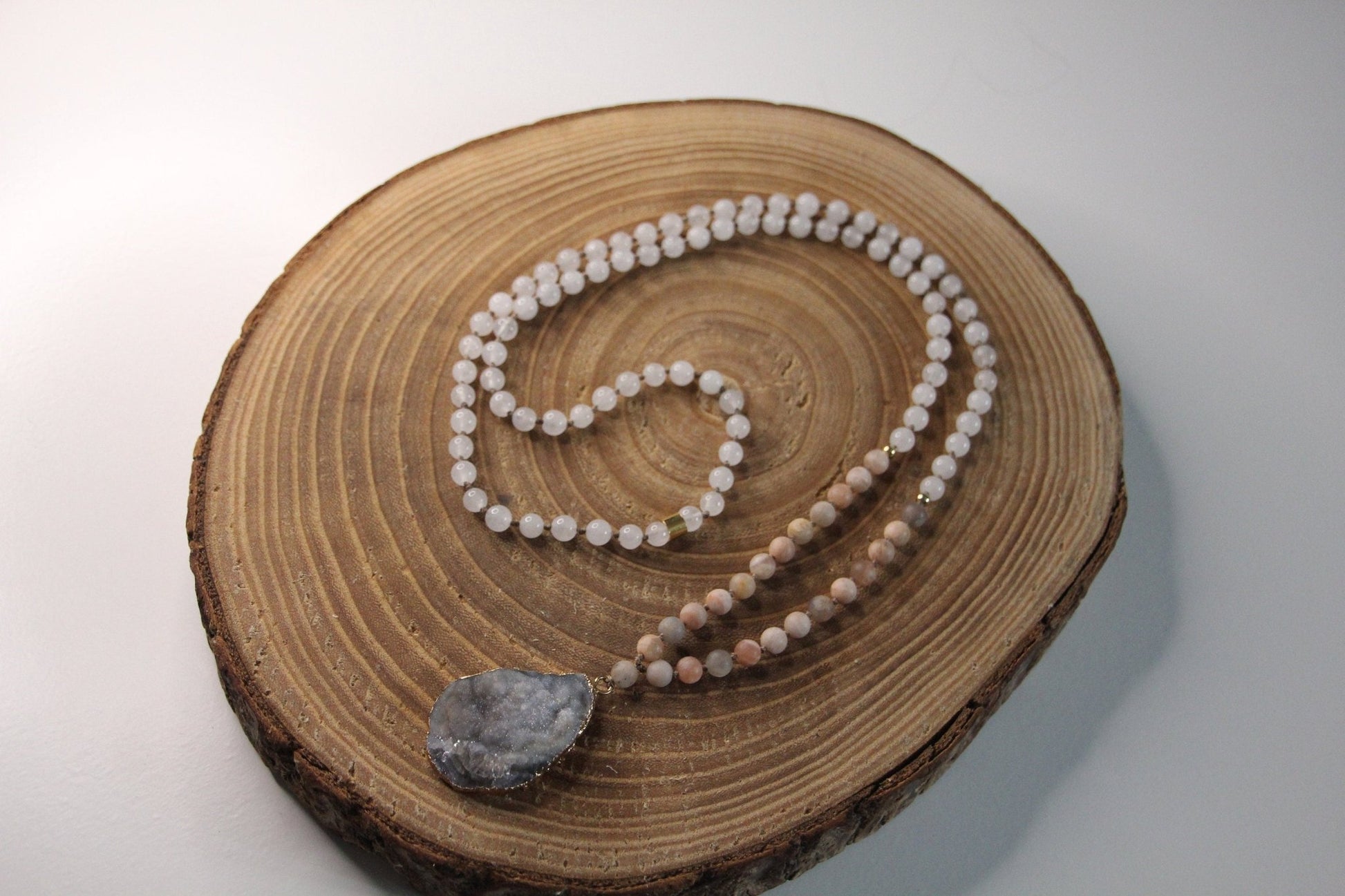 Malakette aus Sonnenstein, weißer Jade und Achat - Flow of Passion