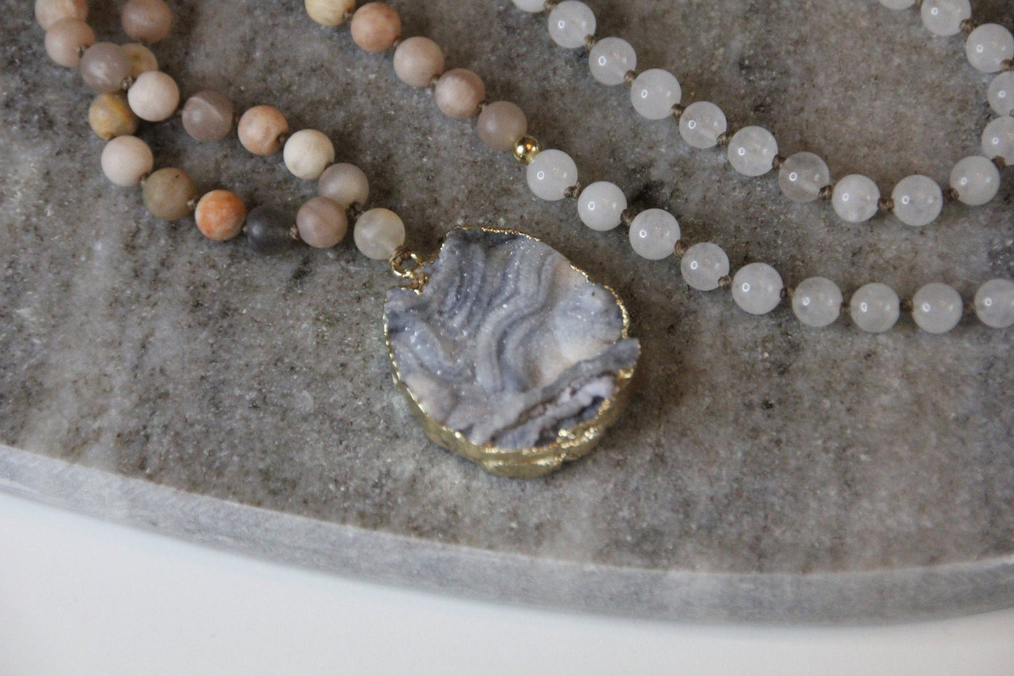 Malakette aus Sonnenstein, weißer Jade und Achat - Flow of Passion