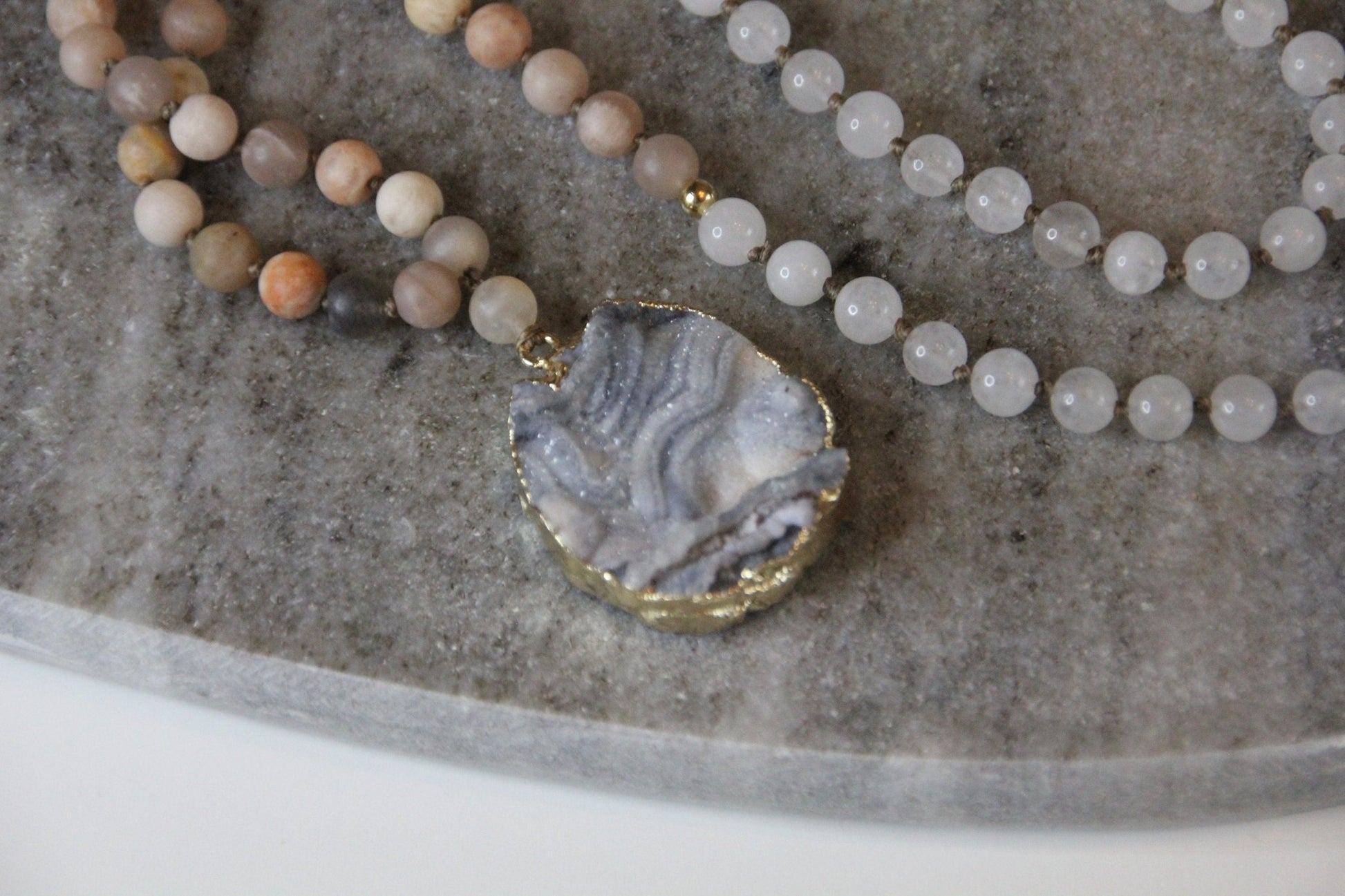 Malakette aus Sonnenstein, weißer Jade und Achat - Flow of Passion