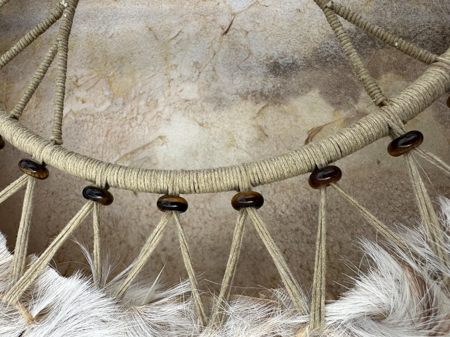 Stimmbare Schamanische Trommel „Rotkehlchenwächter“ – aus Ziege, mit 40 cm Buchenholzrahmen, Tigeraugen - Perlen & Griff aus Lindenholz - Flow of Passion