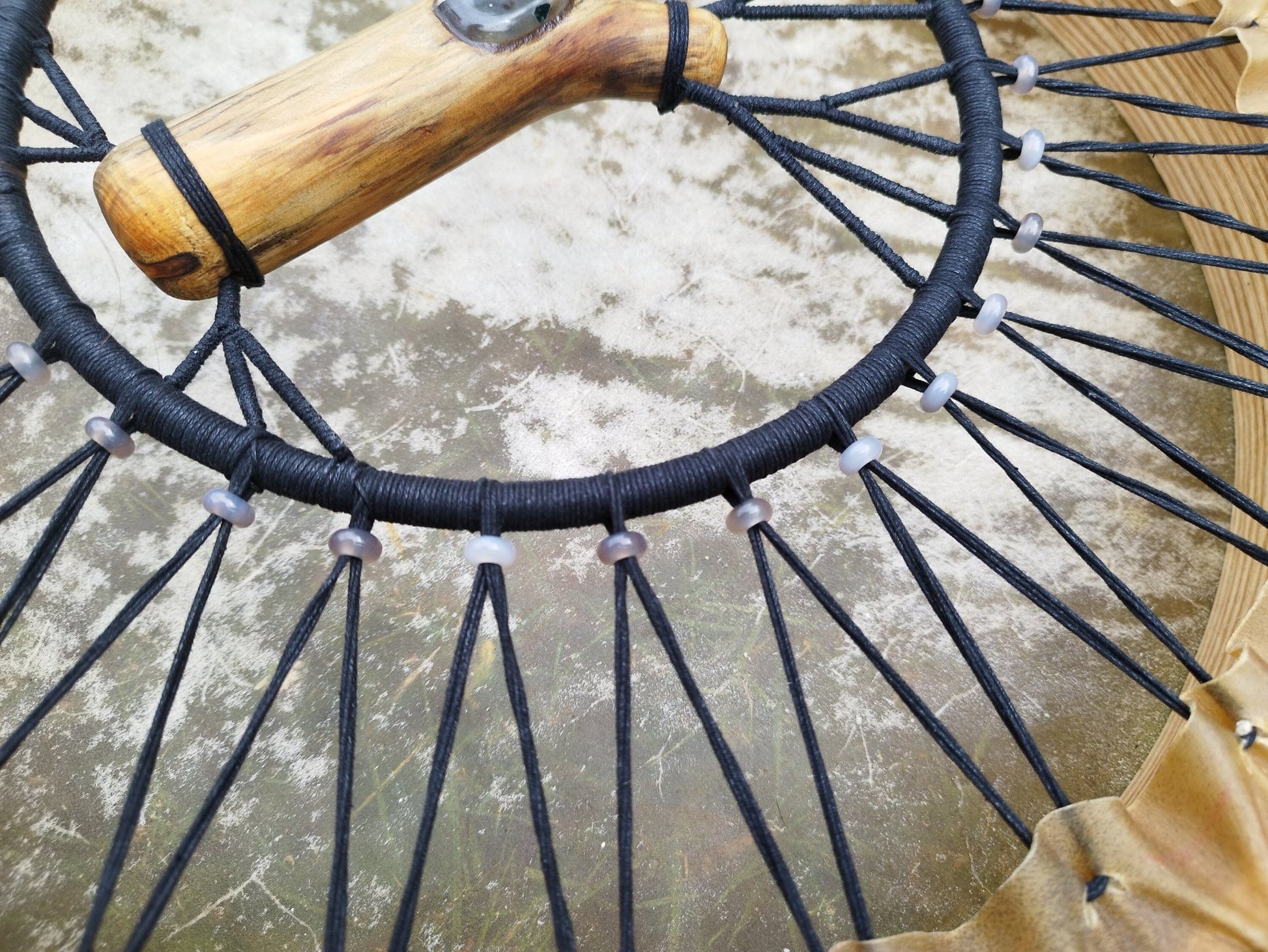 XL Stimmbare Schamanische Trommel mit Stimmperlen aus Achat, Rinderhaut und Esche 50cm - Flow of Passion